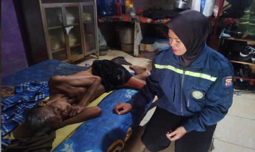 Personel Polsek Kampung Melayu Sambangi Warga yang Sakit