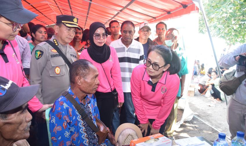 Ketua Umum Bhayangkari Berikan Bantuan Kepada Anak Stunting di Desa Reruwairere