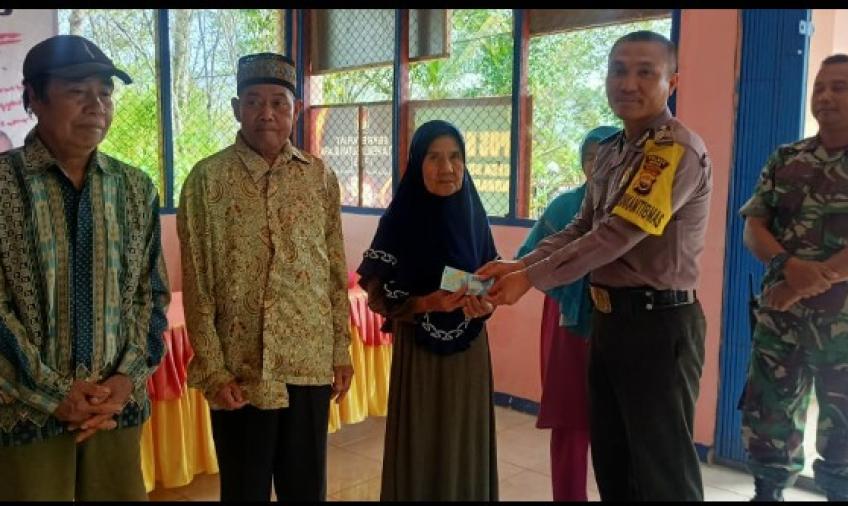 Bripka Darmizi Hadiri Penyaluran BLT DD di Desa Sukau Datang I