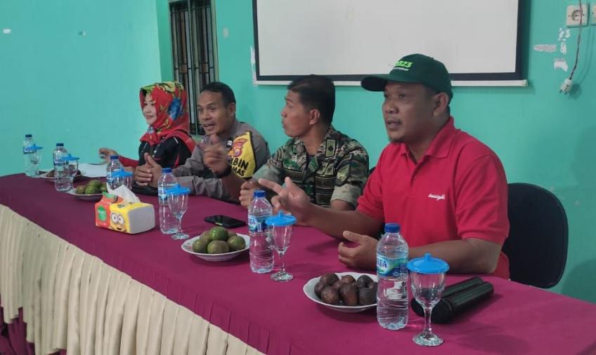 Monitoring Penggunaan DD, Bhabinkamtibmas Polsek Padang Jaya Hadiri Musyawarah Pra Pelaksanaan Pembangunan Rabat Beton