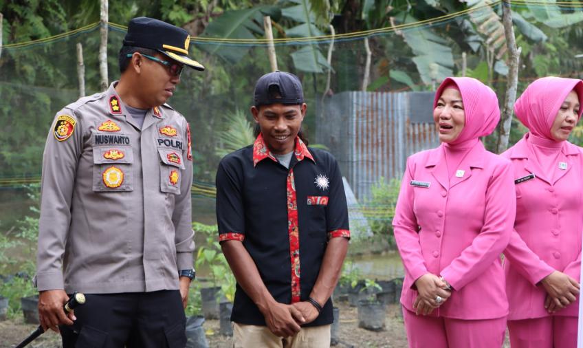 Peduli Kesehatan, Polres Mukomuko dan Bhayangkari Bantu Pembangunan MCK Warga Desa Lubuk Sanai II 