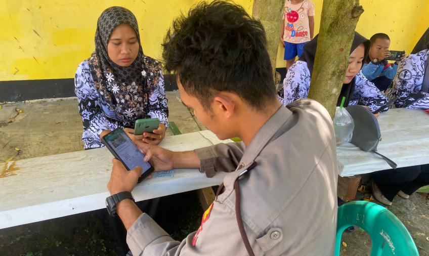 Sosialisasi Super App, Personel Polsek Batiknau Sasar Para Guru 