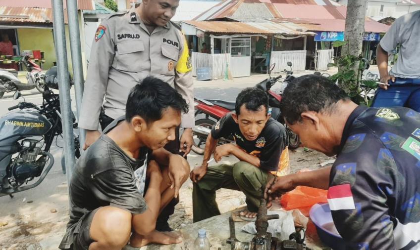 Patroli Siang, Bhabinkamtibmas Polsek Teluk Segara Sambangi Mayarakat Nelayan