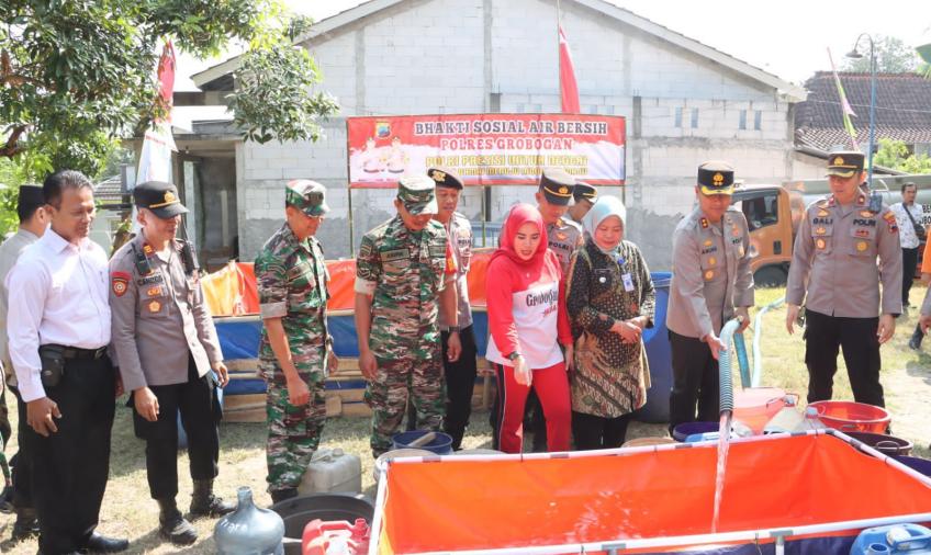 Polri Salurkan Bantuan Air Bersih Atasi Kekeringan di Grobogan