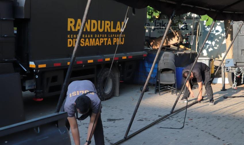 Polda Metro Jaya Siapkan Dapur Umum Bagi Pengungsi Korban Kebakaran di Kapuk Muara