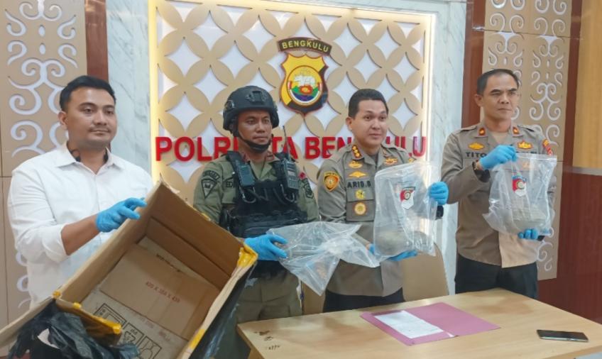 Polisi Pastikan Kardus di Skip Bukan Barang Berbahaya, Motif Pelaku Masih Didalami