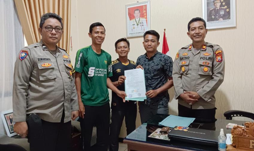 Pertandingan Sepak Bola Ricuh, Kapolsek Padang Jaya Pimpin Mediasi 