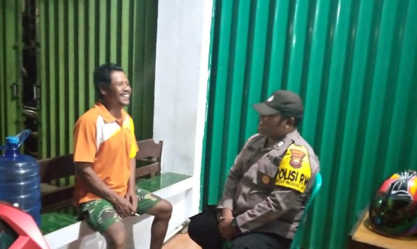 Polisi RW Polsek Padang Jaya Sosialisasi Layanan Kepolisian Call Center 110 di Desa Sido Luhur
