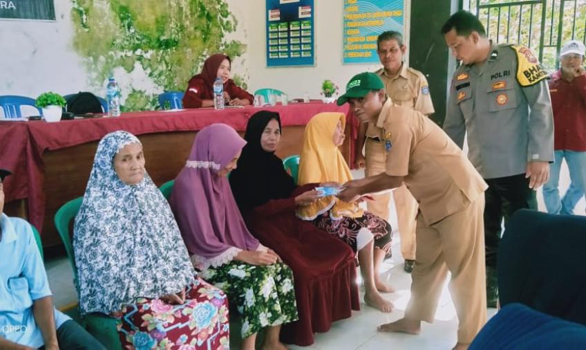 Bhabinkamtibmas Awasi Pembagian Distribusi BLT di Desa Lubuk Mindai