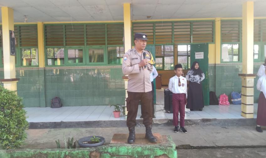 Hadir Sebagai Pembina Upacara, Bhabinkamtibmas Sampaikan Pesan Kamtibmas