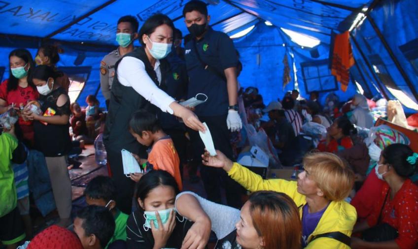 Polwan Polres Metro Jakut Dikerahkan Berikan Trauma Healing Korban Kebakaran Kapuk Muara