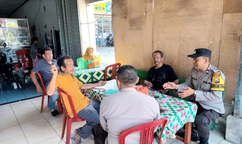 Sambangi Ketua RW, Bhabinkamtibmas Polsek Selebar Sampaikan Imbauan