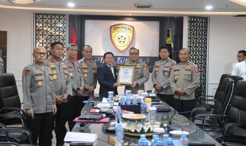 As SDM Irjen Dedi Prasetyo Terima Presisi Award Berkat Keterbukaan Rekrutmen Polri 