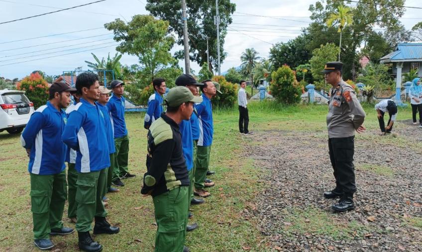 Bhabinkamtibmas Polsek Muara Bangkahulu Berikan Pembinaan dan Latihan Kepada Kaposkamling dan Anggota Linmas