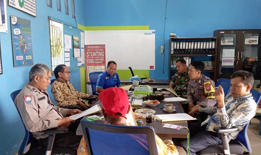 Bhabinkamtibmas Polsek Air Besi Hadiri Kegiatan Penilaian Lomba Kampung Merah Putih