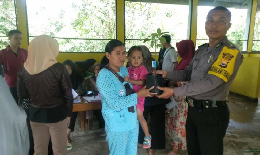 Dukung Ketahanan Pangan, Bhabinkamtibmas Hadiri Pembagian Bibit Pokat di Desa Sukau Datang I