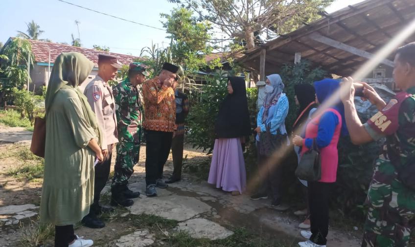 Sambangi Warga, Bhabinkamtibmas dan Babinsa Lakukan Survei Warga yang Tidak Memiliki Jamban