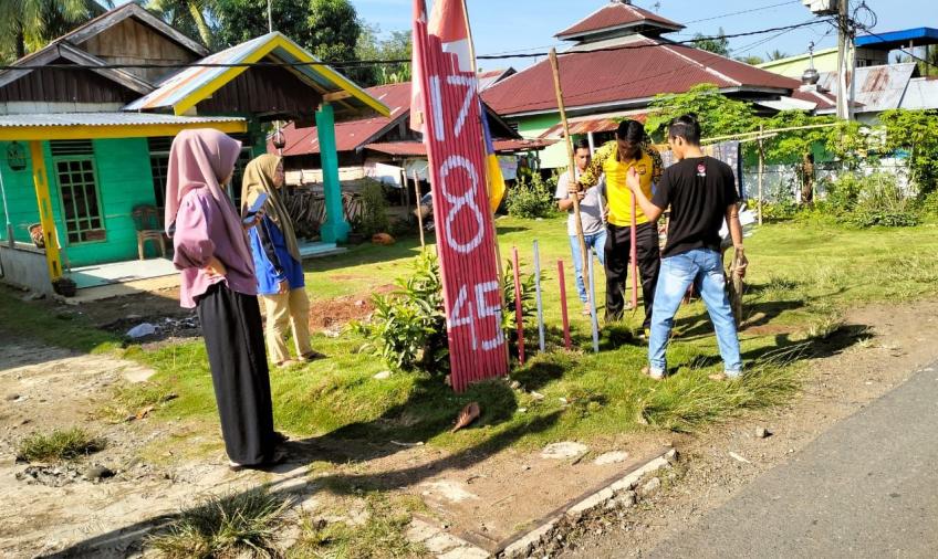 Bersama Warga, Bhabinkamtibmas Polsek Lais Hias Desa Sambut HUT RI Ke-78