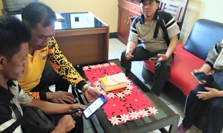 Kapolsek Lais Sosialisasikan Polri Super App, Ajak Perangkat Desa Unduh Aplikasi
