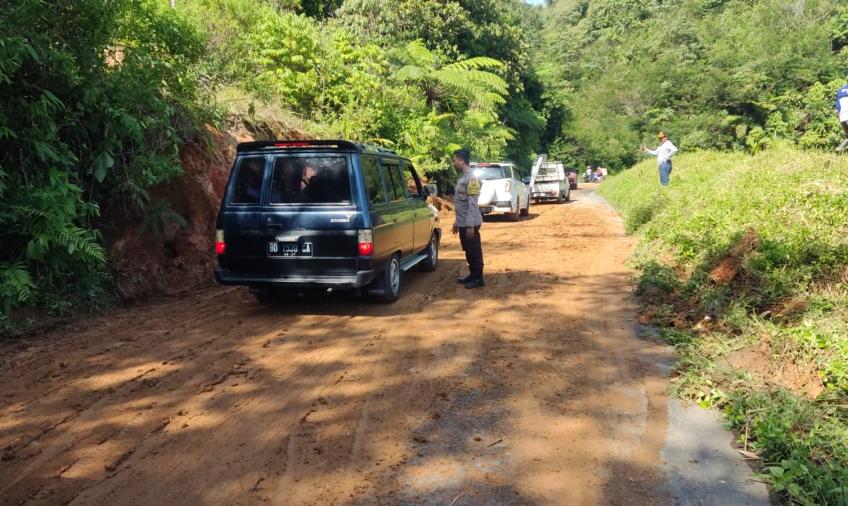 Personel Polsek Rimbo Pengadang Bantu Bersihkan Material Bekas Tanah Longsor