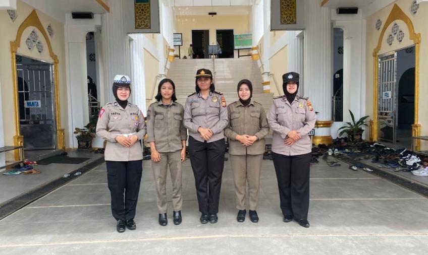 Sinergi Bersama Satpol PP, Polwan Polres Kepahiang Gelar Pengamanan Shalat Jumat