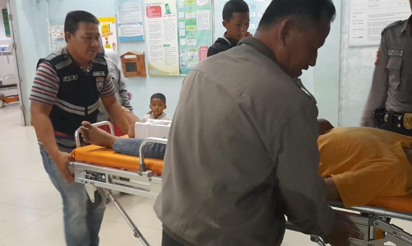 Wujud Tugas Polri Sebagai Pelayan, Bhabinkamtibmas Polsek Selebar Mengantarkan Korban Laka Lantas Ke Rumah Sakit