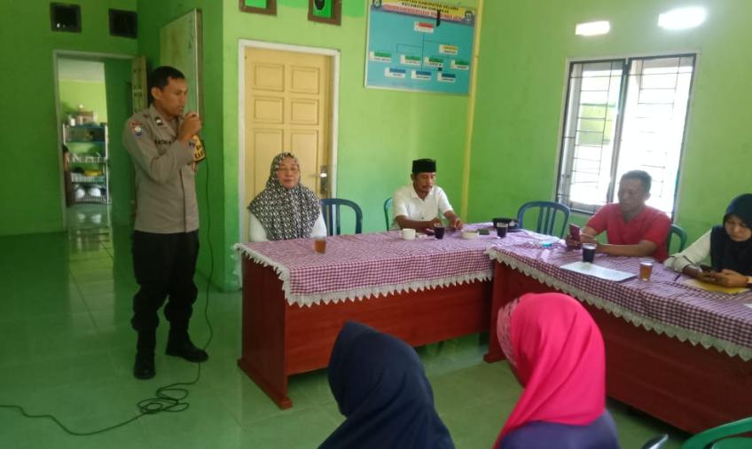 Pembagian Bantuan BLT DD Desa Sumber Arum Dihadiri Bhabinkamtibmas Polsek Sukaraja
