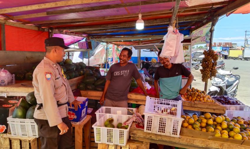 Bhabinkamtibmas Polsek Ketahun sambangi Pedagang Buah  Dan Beri Himbauan Kamtibmas