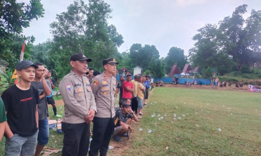 Jamin Lancarnya Pertandingan Bola Kaki, Kapolsek Giri Mulya Melakukan Pengamanan