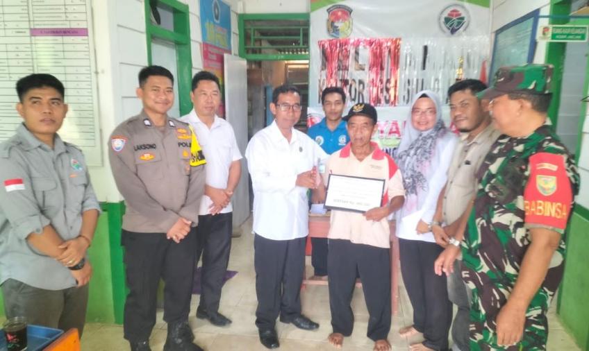 Bhabinkamtibmas Polsek Lubuk Pinang Awasi Langsung BLT-DD Desa Sinar Jaya