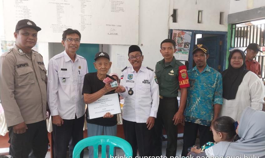 Bhabinkamtibmas Polsek Padang Guci Hulu Awasi Pembagian BLT DD Tahap III Desa Margo Mulyo 