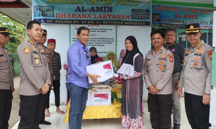 Irwasum Polri Berikan Bansos Kepada Anak Panti Dharana Lastarya di Bengkulu