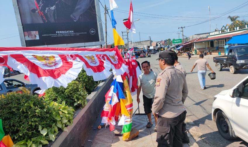 Polsek Ketahun Himbau Pedagang Bendera Umbul-Umbul Jaga Ketertiban