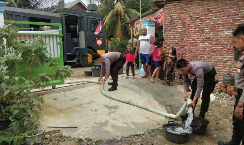 Sat Samapta Polres Bengkulu Selatan Salurkan Bantuan Air Bersih 