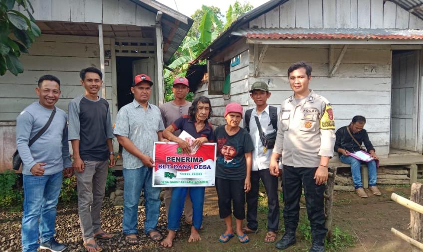 Bhabinkamtibmas Polsek Lebong Utara Hadiri Penyerahan BLT DD di Desa Garut