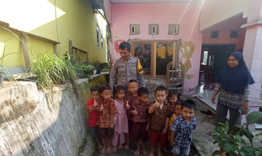 Sambangi Anak - Anak Paud Desa Padang Burnai, Bhabinkamtibmas Polsek Manna Sampaikan Polisi Sahabat Anak 