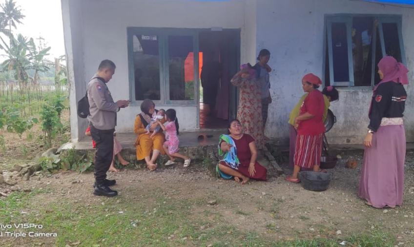 Bersama Babinsa, Bhabinkamtibas Sambangi Warga Desa Palak Siring Sampaikan Antisipasi TPPO