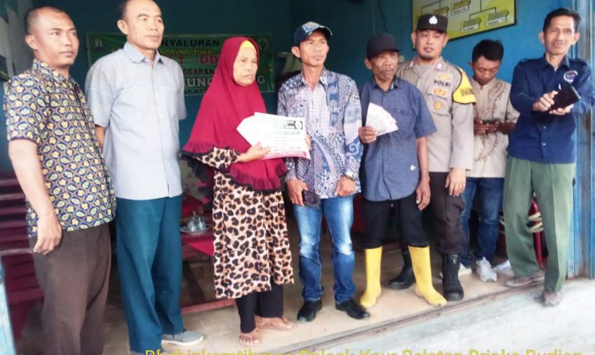 Monitoring Pebagian BLT-DD, Bhabinkamtibmas Ingatkan Tidak Ada Pemotongan 