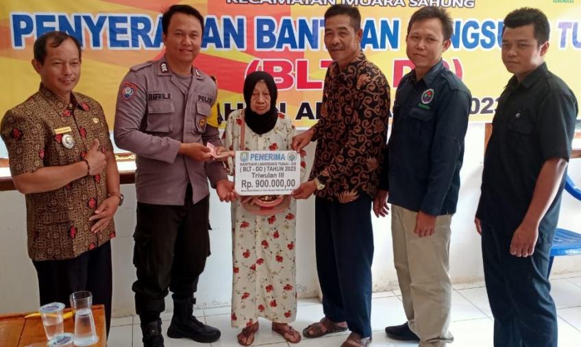 Dukung Program Desa Berjalan Lancar, Bhabinkamtibmas Polsek Muara Sahung Monitoring Pembagian BLT-DD