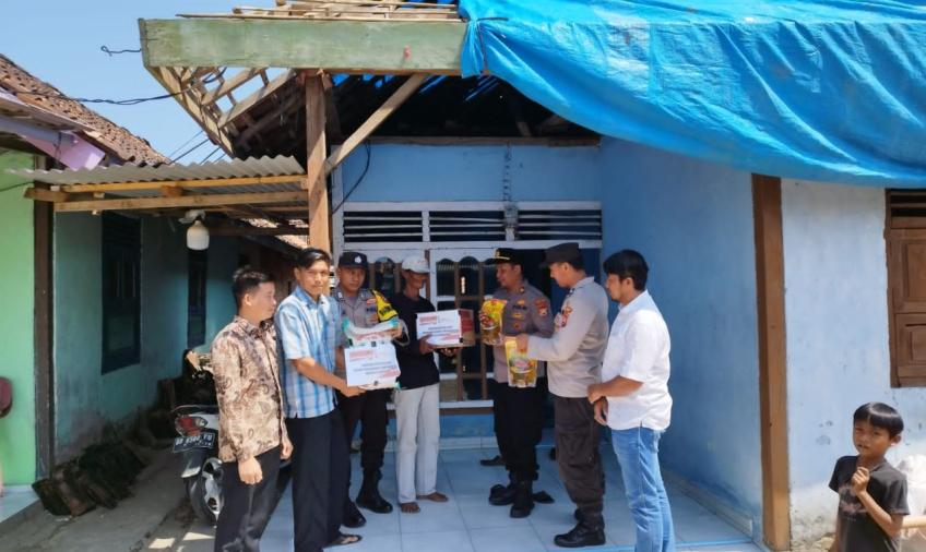 Polres Kaur Salurkan Bantuan Sembako kepada Warga yang Terkena Musibah Kebakaran