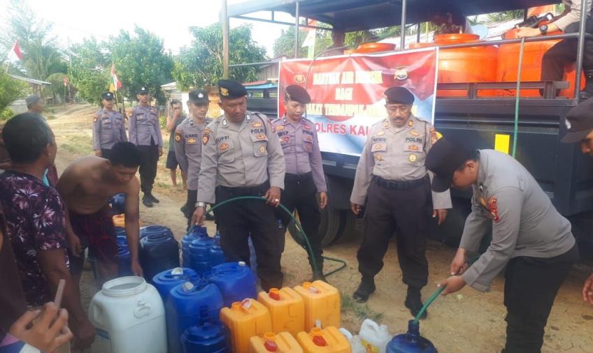 Polres Kaur Berikan Bantuan Air Bersih Kepada Warga yang Terdampak Kekeringan 