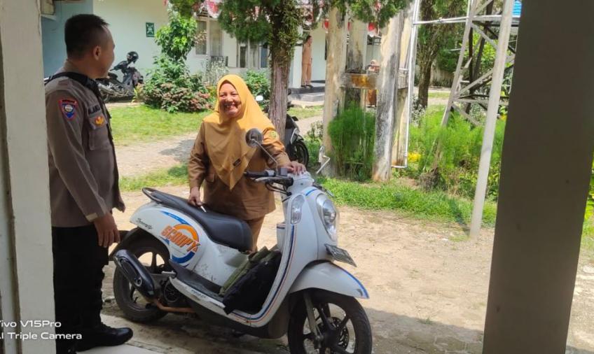 Patroli Rutin, Bhabinkamtibmas Polsek Kedurang Sampaikan Teguran Humanis Kepada Pengendara yang Tidak Menggunakan Helm 