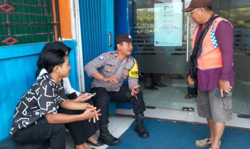 Sambangi Petugas Parkir, Bhabinkamtibmas Polsek Pino Raya Berikan Imbauan  