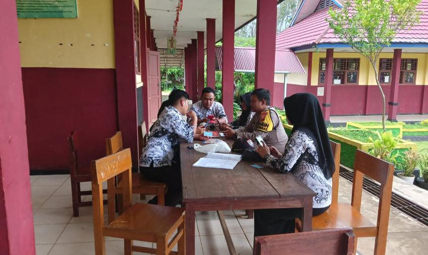 Polisi Blusukan, Sambang Sekolah Bhabinkamtibmas Sampaikan Pesan Kamtibmas Pada Siswa Dan Guru