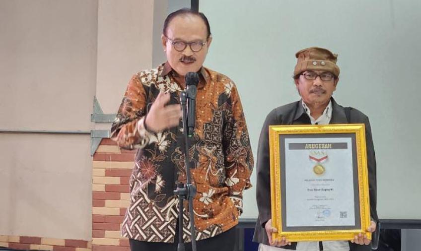 Eros Jarot Raih Anugerah Tokoh Pejuang Kemerdekaan Pers 