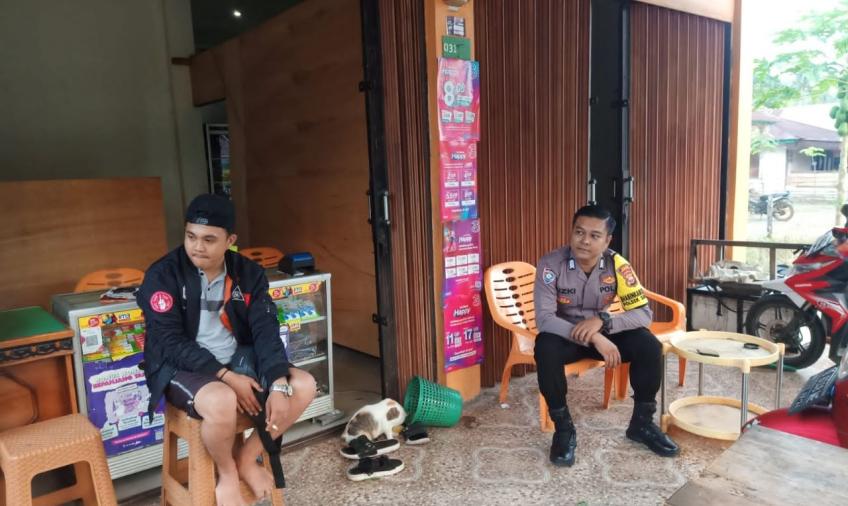 Bhabinkamtibmas Sosialisasikan Polri Super App, Ajak Warga Unduh Aplikasi Polri