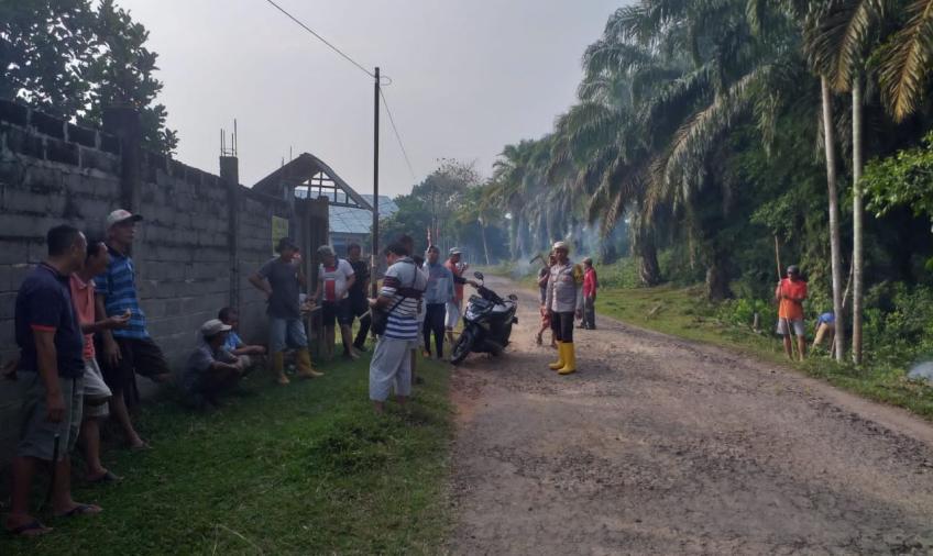 Sambang Silahturahmi, Bhabinkamtibmas Gotong Royong Bersihkan Jalan Bersama Warga 