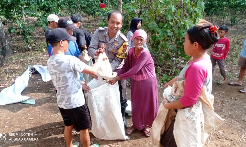 Sambang, Bhabinkamtibmas Polsek Lebong Atas Sosialisiasikan Aplikasi Super APP