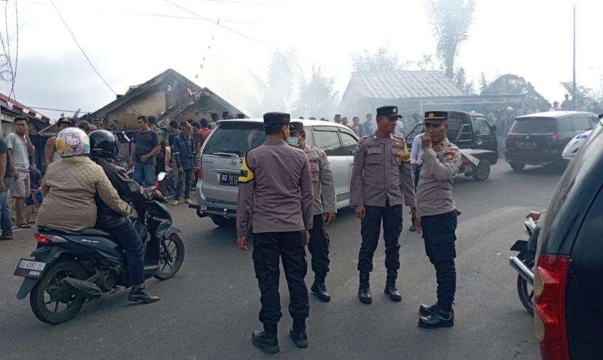 Quick Respon, Personel Polsek Ujanmas Datangi dan Amankan TKP Kebakaran