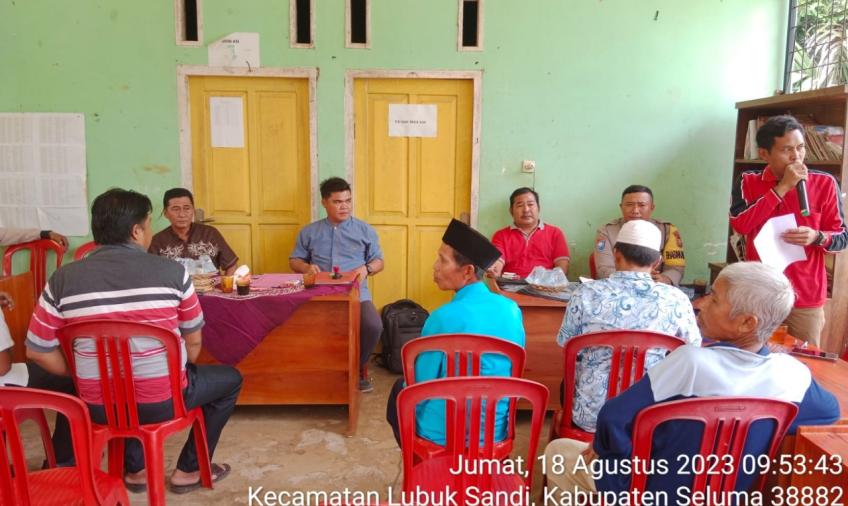 Bhabinkamtibmas Polsek Sukaraja Hadiri Sertijab Kepala Desa Lubuk Terentang 